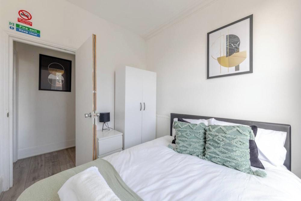 Chic 3BD Flat - 5 Mins to Walthamstow Central! - Tap to explore photos