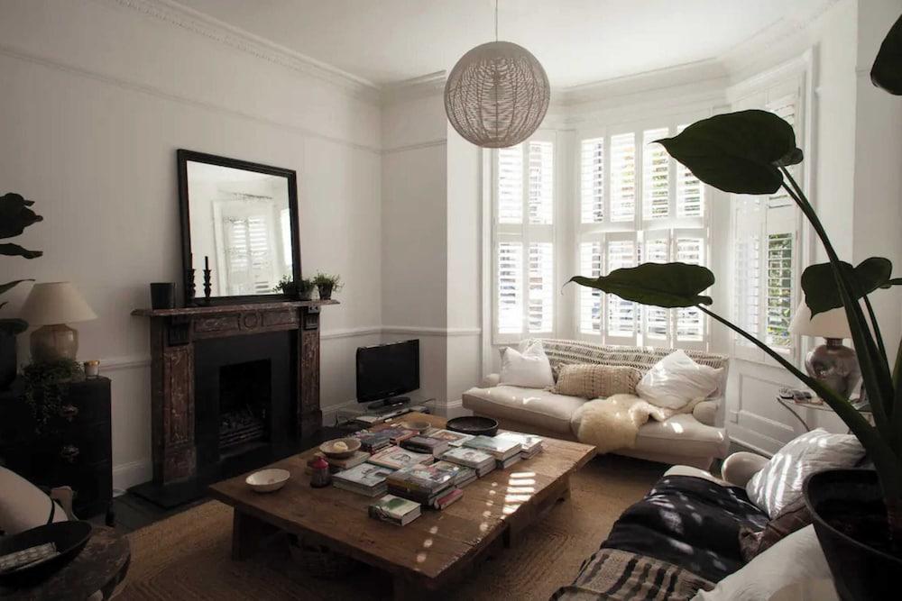 Gorgeous & Spacious 2BD Flat - Putney - Tap to explore photos