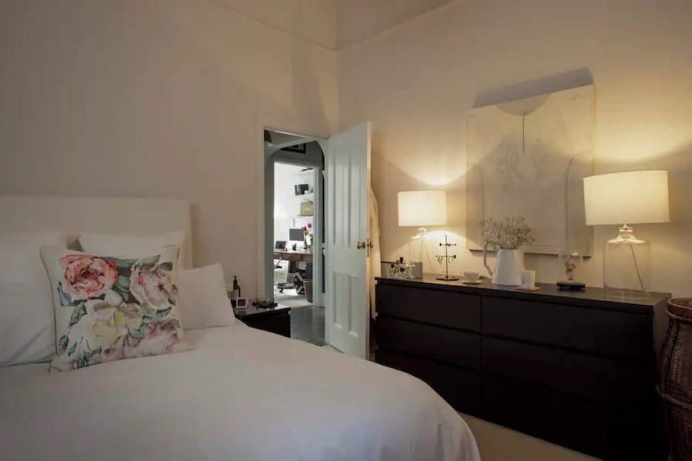 Gorgeous & Spacious 2BD Flat - Putney - Tap to explore photos