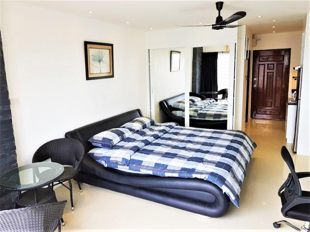 View Talay 1 - 11th Floor Studio Condo With Fantastic Views - Tap to explore photos