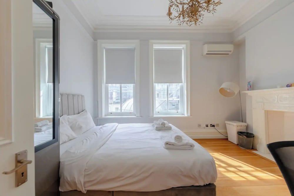 Charming 2BD Flat by Hyde Park - Knightsbridge - Tap to explore photos