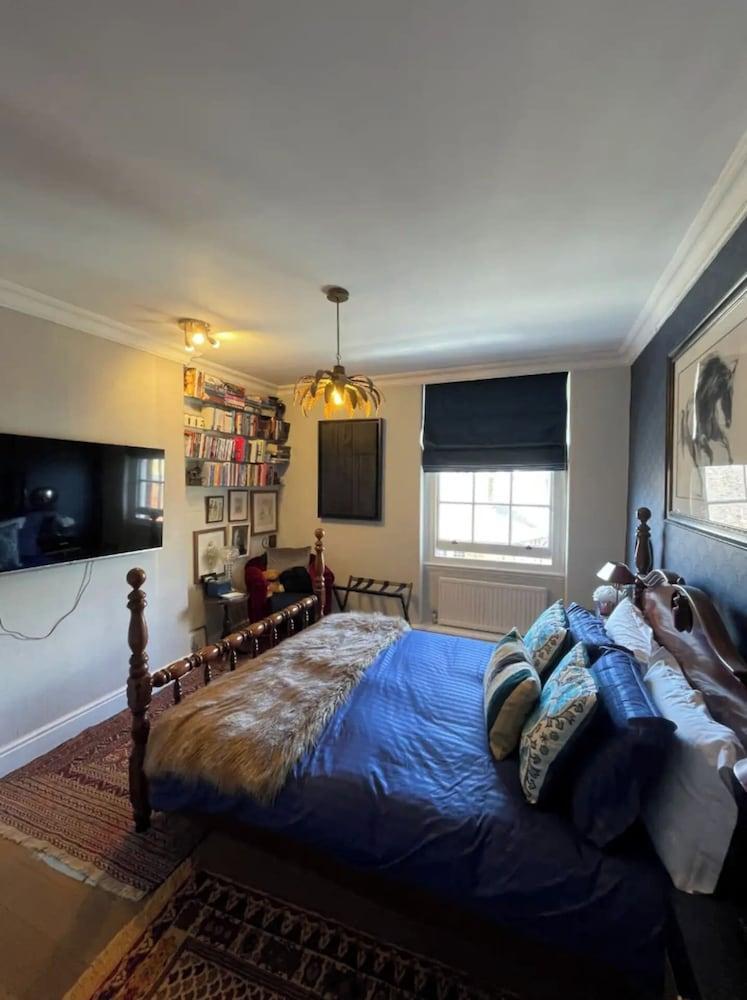 Vibrant & Art-filled 2BD Haven - Victoria - Tap to explore photos
