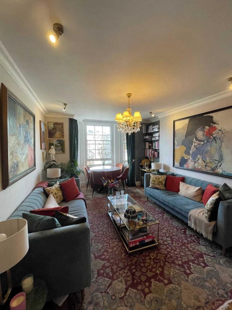 Vibrant & Art-filled 2BD Haven - Victoria - Tap to explore photos