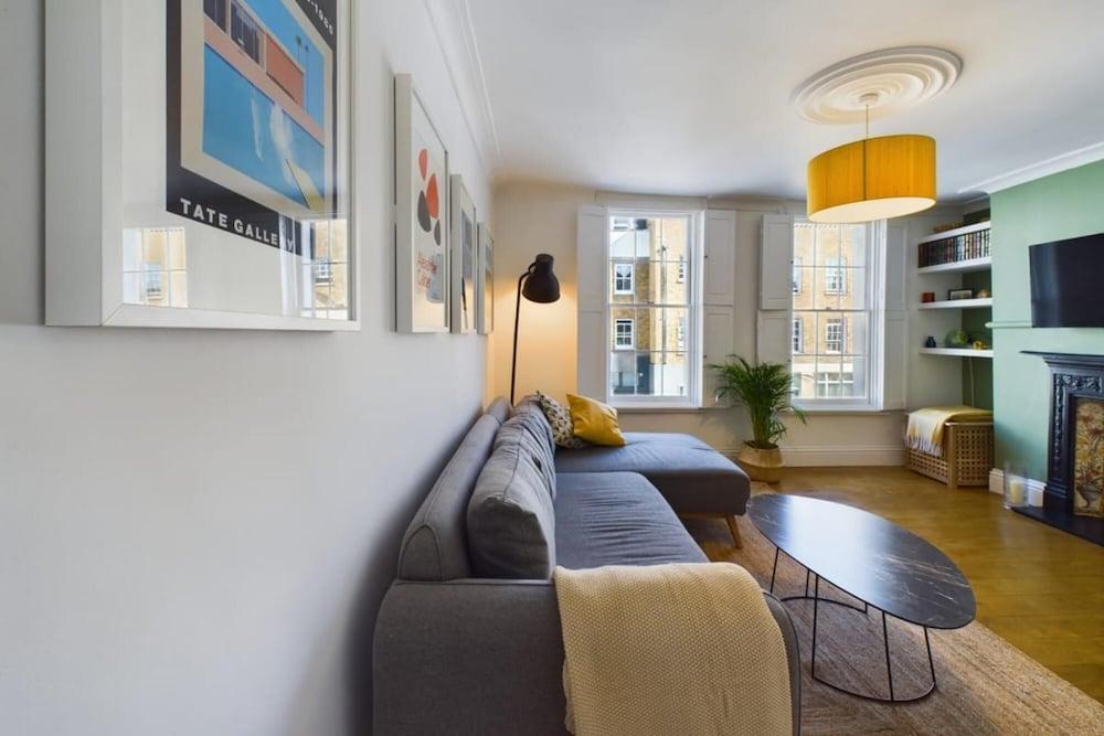 The Dalston Hideout - Captivating 2bdr Flat - Tap to explore photos