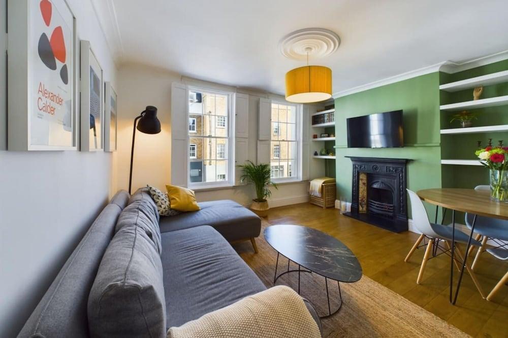 The Dalston Hideout - Captivating 2bdr Flat - Tap to explore photos