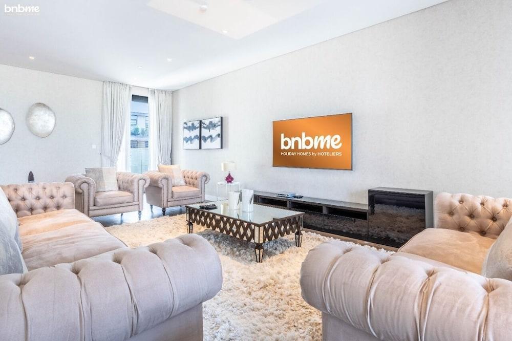 Elegant 3 BR Dubai South - Tap to explore photos