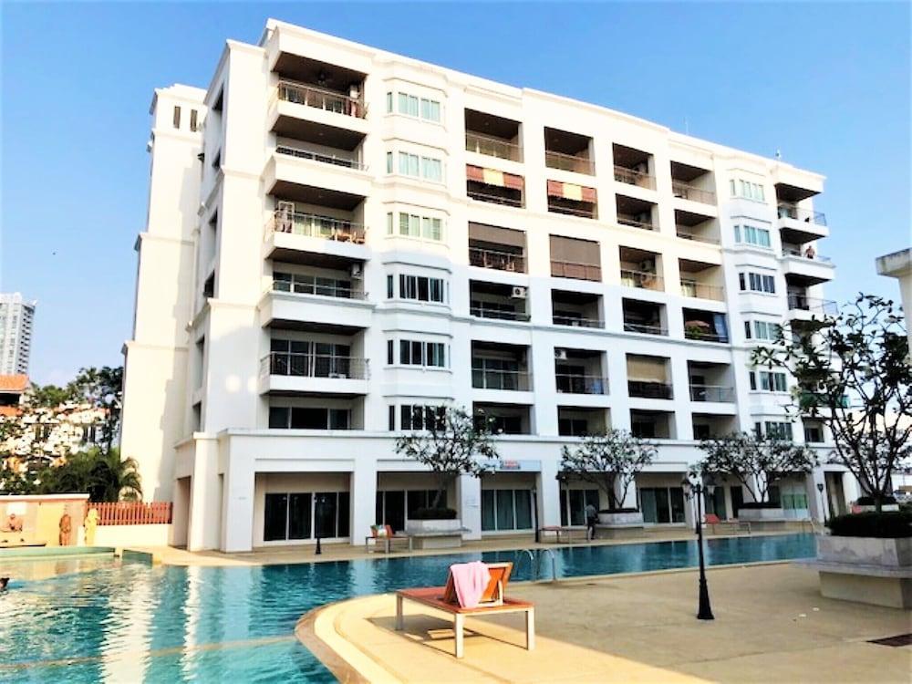 Large Studio With Balcony - TW Platinum Suites, Jomtien - Tap to explore photos
