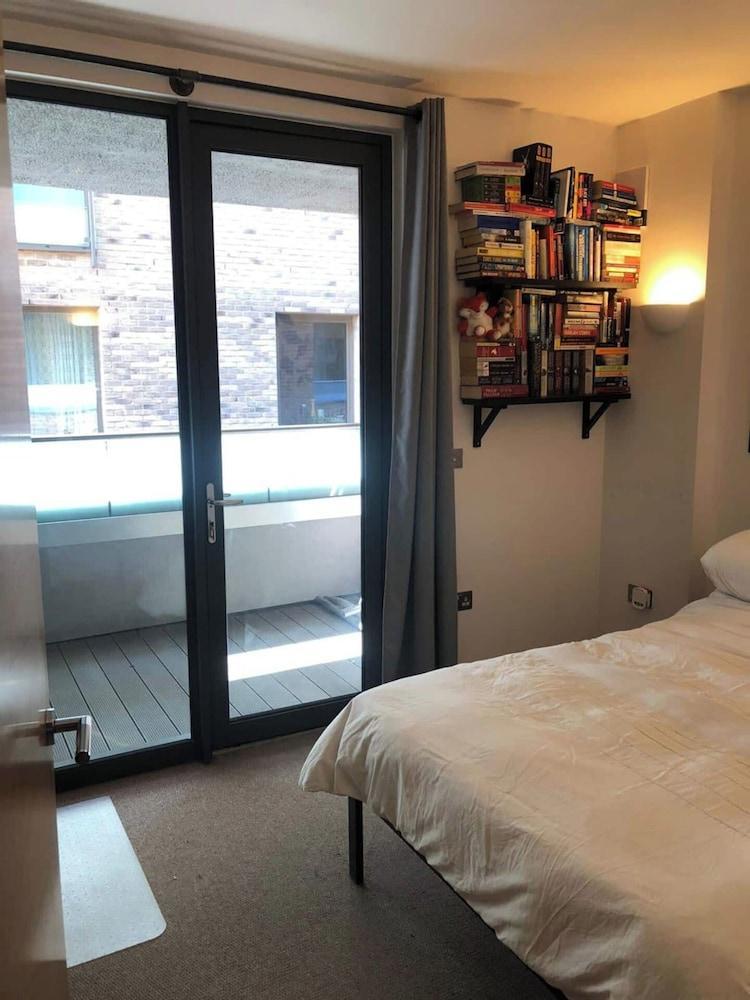 Sleek 1BD Flat W/private Balcony - Denmark Hill! - Tap to explore photos