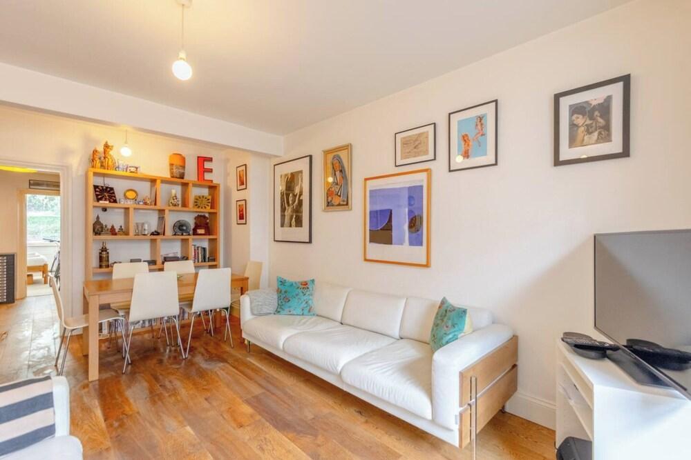 Cosy & Calm 2BD Flat With Garden - Holloway! - Tap to explore photos