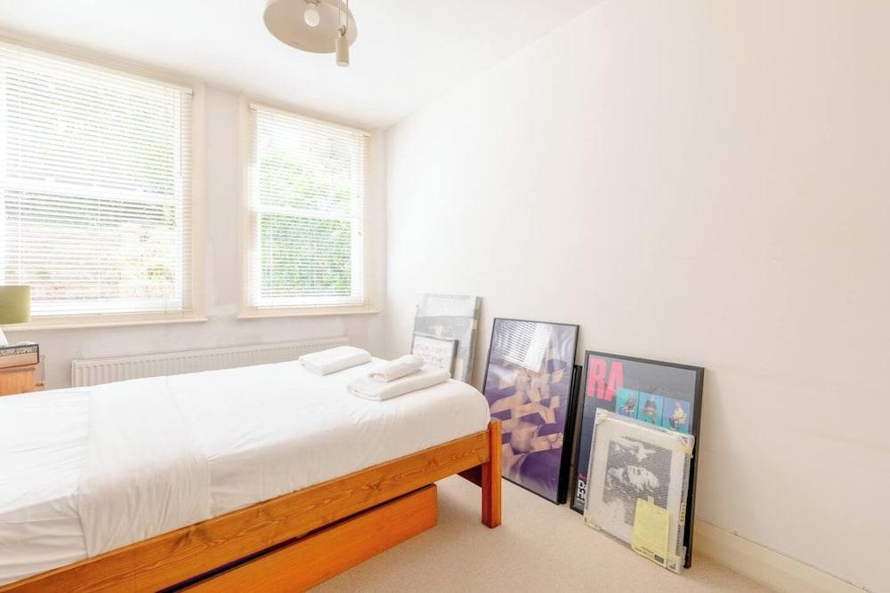 Cosy & Calm 2BD Flat With Garden - Holloway! - Tap to explore photos