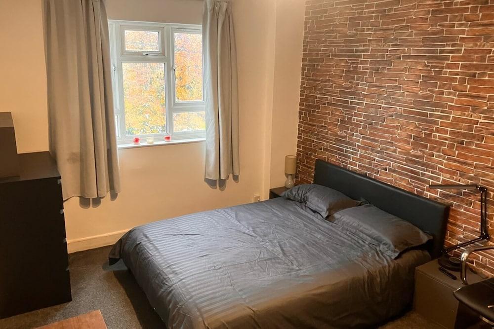 Spacious 1BD Flat - 4 Mins to Regent's Canal! - Tap to explore photos