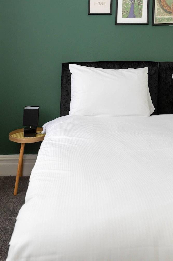 Peaceful and Light 1 Bedroom Flat in Kilburn - Tap to explore photos
