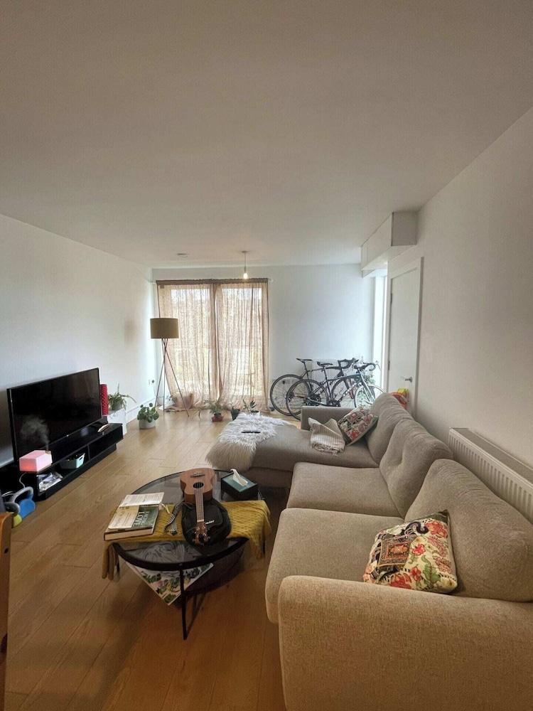 Lovely 2BD Flat With Roof Terrace - Herne Hill! - Tap to explore photos