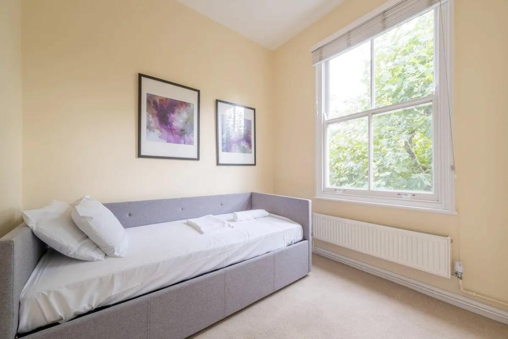 Lovely 2 Bedroom Apartment With Great Transport Links - Tap to explore photos