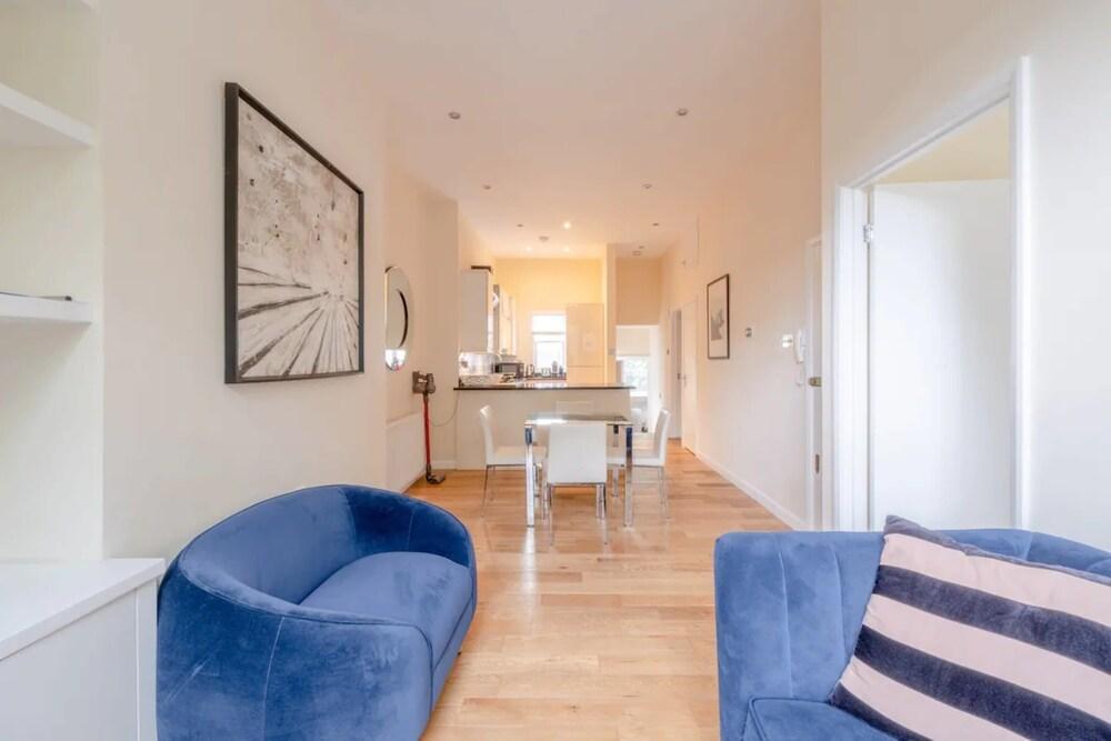 Lovely 2 Bedroom Apartment With Great Transport Links - Tap to explore photos