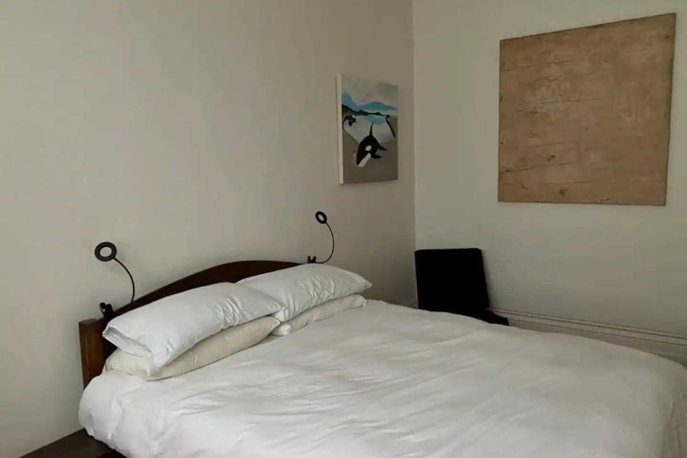 Spacious 2 Bedroom Flat in Central London - Tap to explore photos
