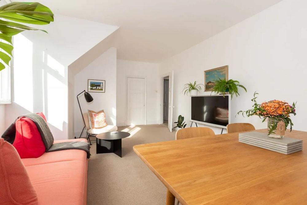 Bright 1 Bedroom Flat Near the Tube - Tap to explore photos