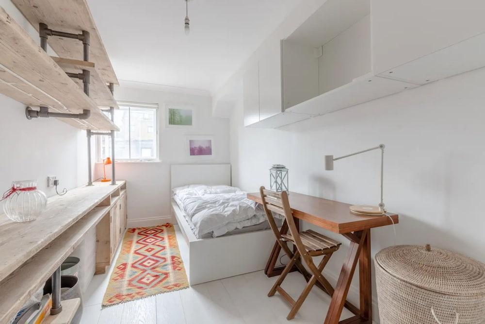 Contemporary 2 Bedroom Apartment in Bermondsey - Tap to explore photos
