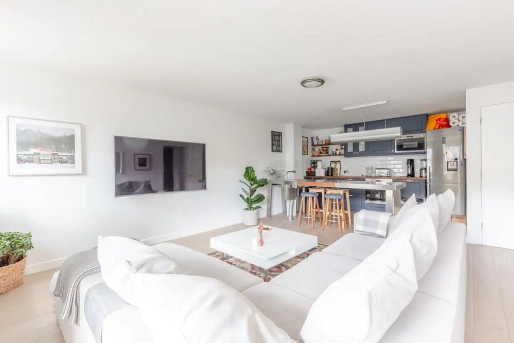 Contemporary 2 Bedroom Apartment in Bermondsey - Tap to explore photos