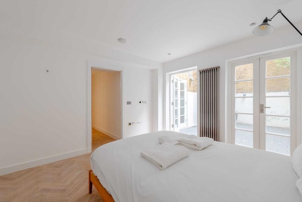 Sleek & Stylish 2BD Flat - Warren Street - Tap to explore photos