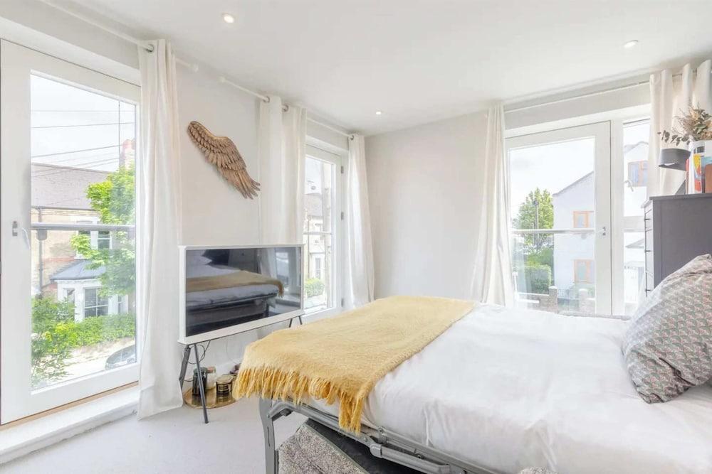 Sleek & Spacious 2BD Flat - Clapham - Tap to explore photos