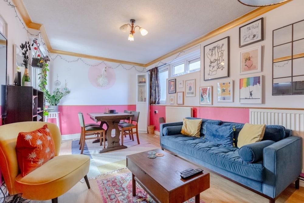 Vibrant 1BD Flat - 8 Mins to Dalston, Hackney! - Tap to explore photos