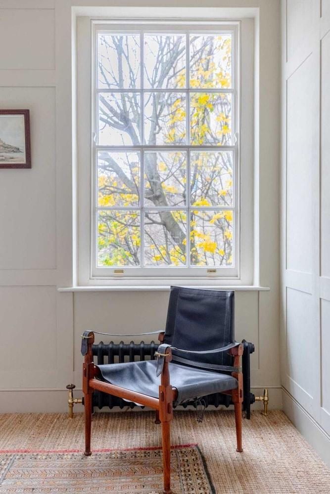 Spacious & Elegant 2BD Victorian Flat - Islington! - Tap to explore photos