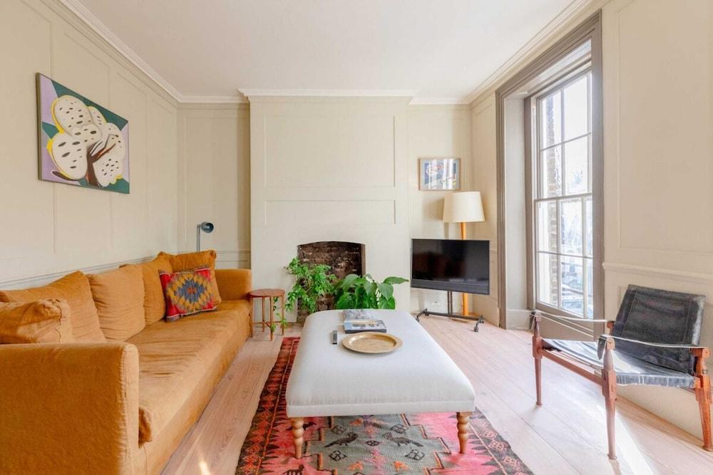 Spacious & Elegant 2BD Victorian Flat - Islington! - Tap to explore photos