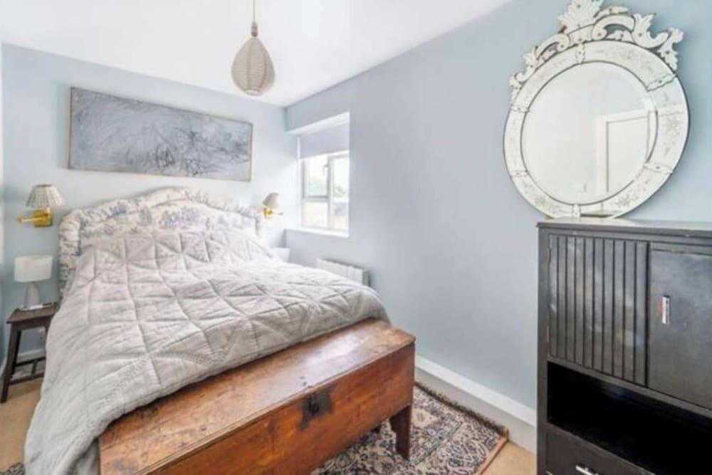 Calm & Inviting 1BD Flat - Ladbroke Grove! - Tap to explore photos