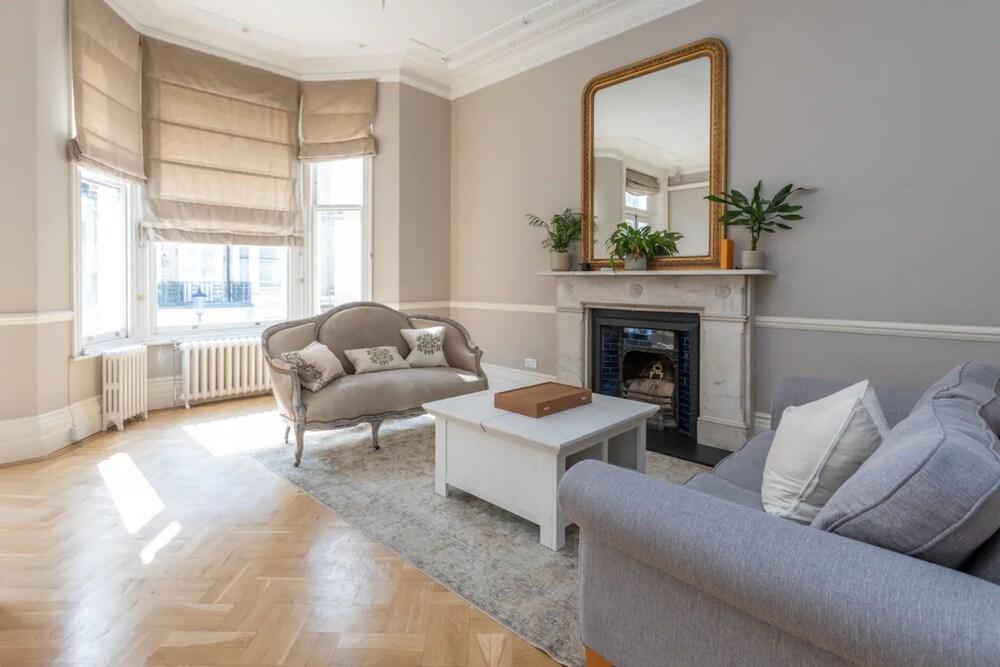 Charming 1BD Flat With Balcony - Kensington - Tap to explore photos