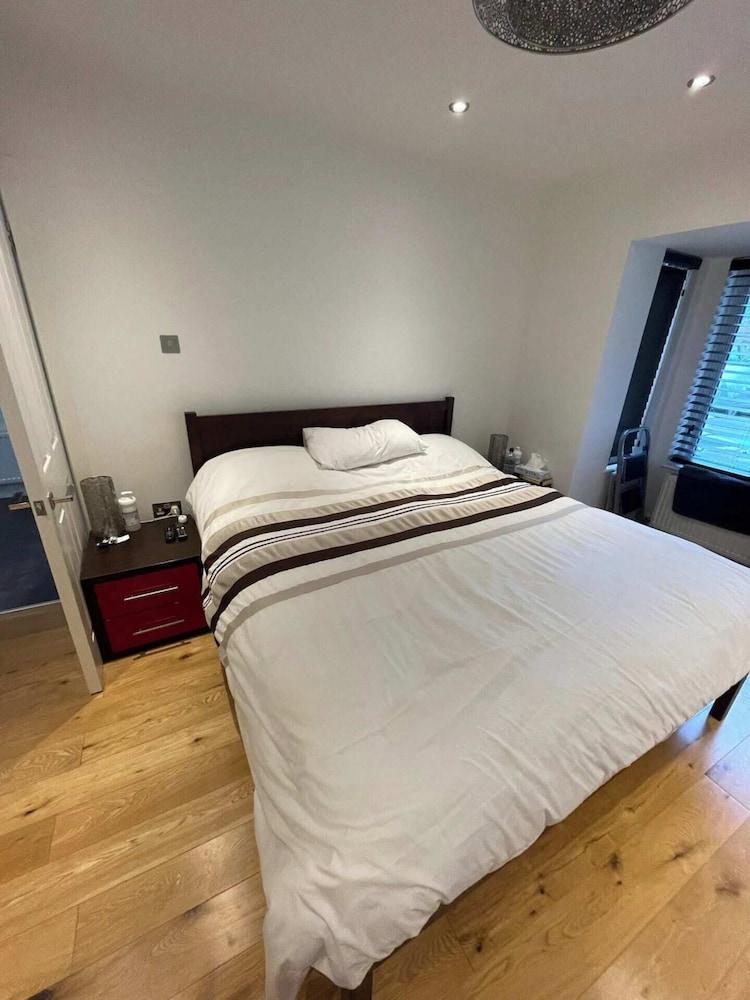 Incredible 5BD House on Private Road - Tulse Hill - Tap to explore photos