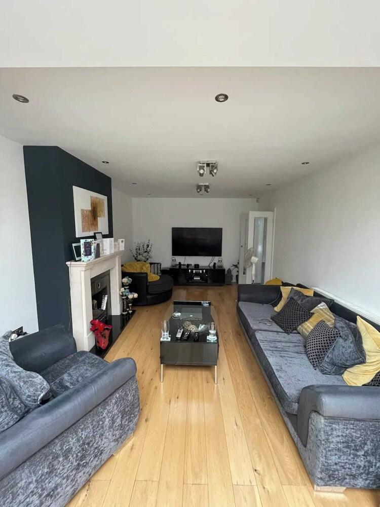 Incredible 5BD House on Private Road - Tulse Hill - Tap to explore photos