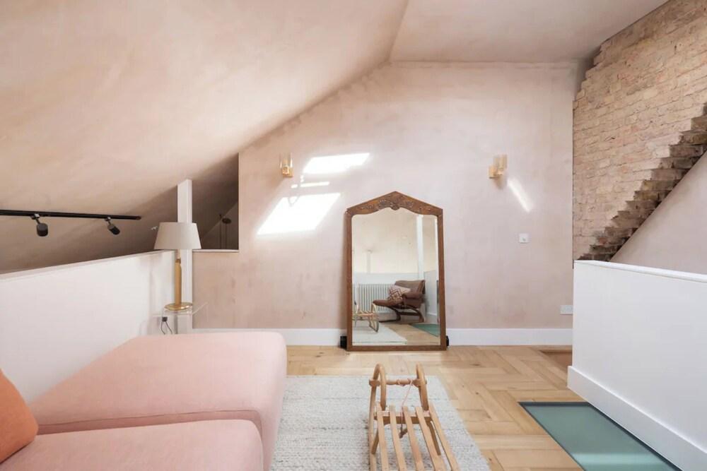 Rustic & Spacious 2BD Flat Near White City - Tap to explore photos