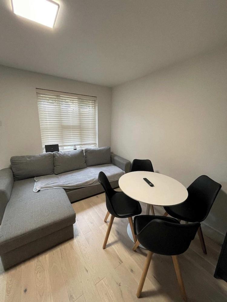 Modern & Compact 1BD Flat - Caledonian Road - Tap to explore photos