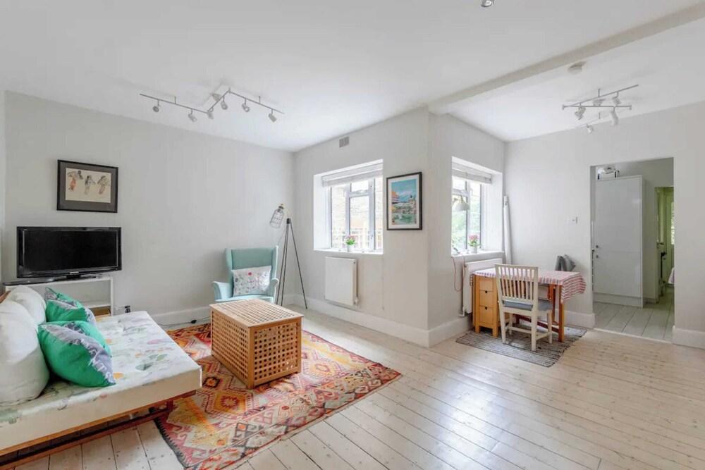 Spacious 1BD Flat With Garden - Hampstead Heath - Tap to explore photos