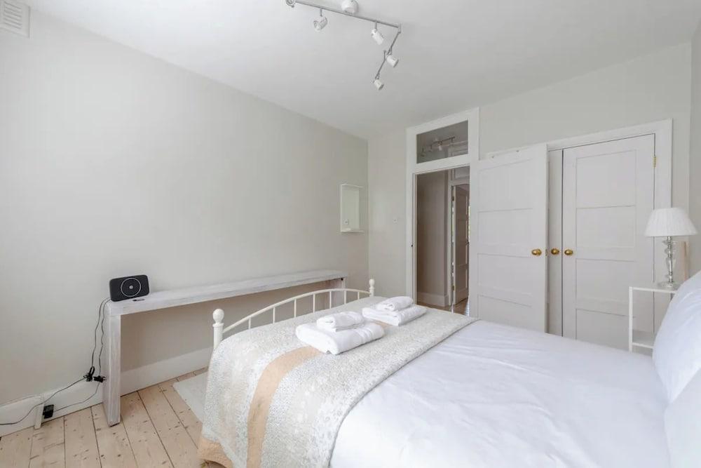 Spacious 1BD Flat With Garden - Hampstead Heath - Tap to explore photos