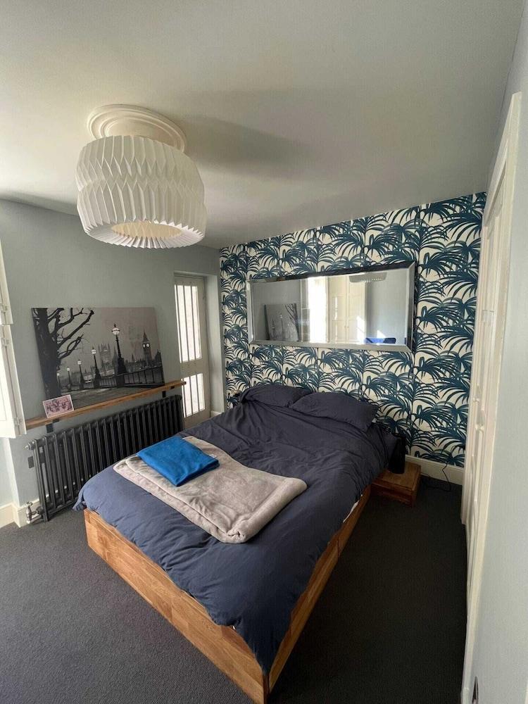 Beautiful 2BD Cul De Sac Flat - Essex Road - Tap to explore photos