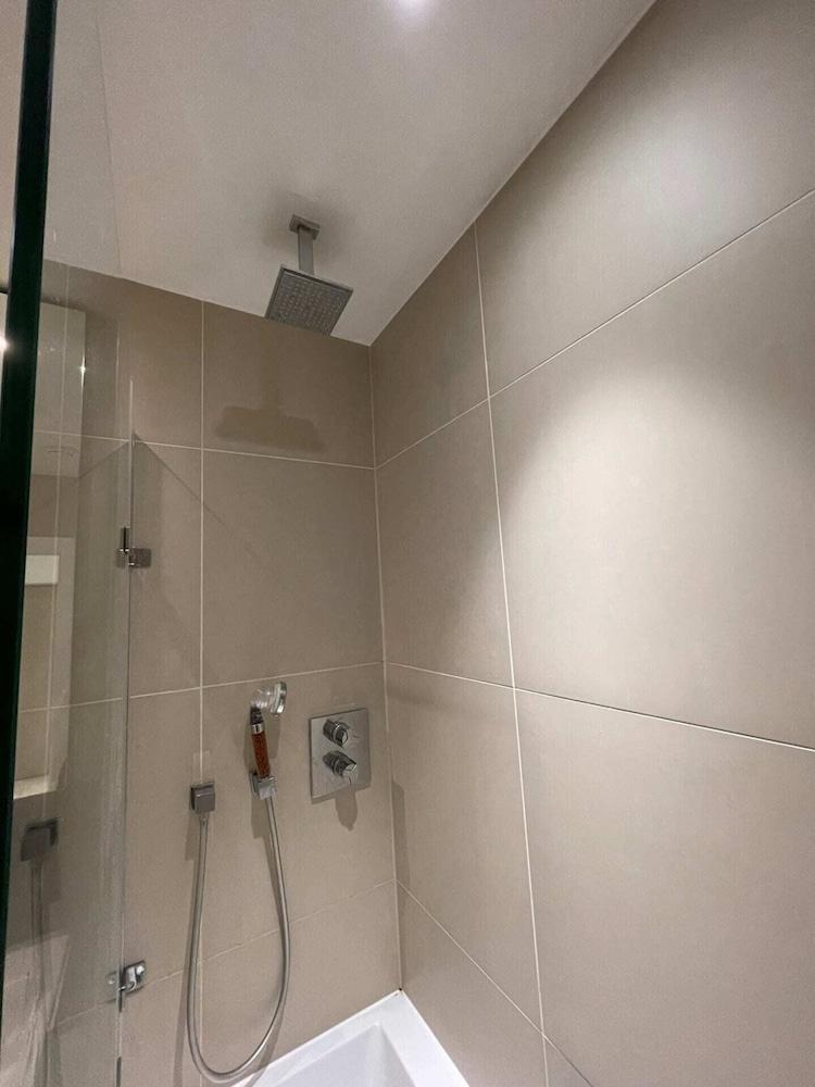 Chic 1BD Flat by the River Thames - Fulham! - Tap to explore photos