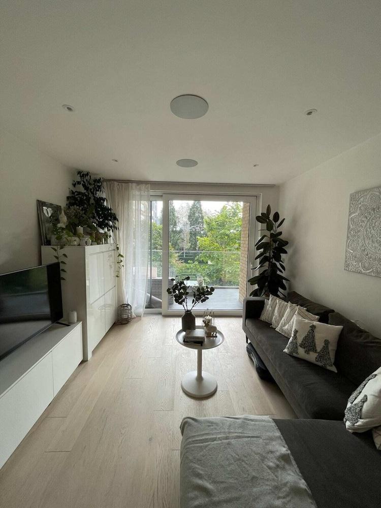 Chic 1BD Flat by the River Thames - Fulham! - Tap to explore photos