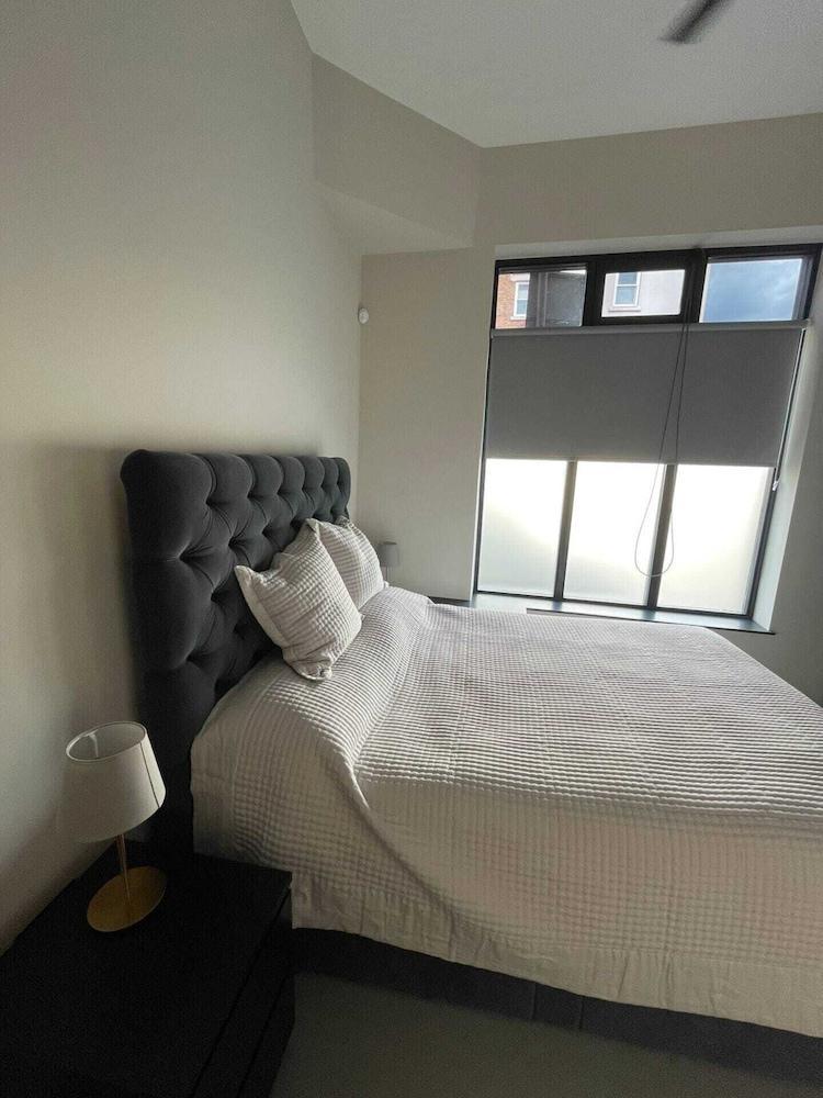 Sleek & Central 1BD Flat - Battersea Park - Tap to explore photos