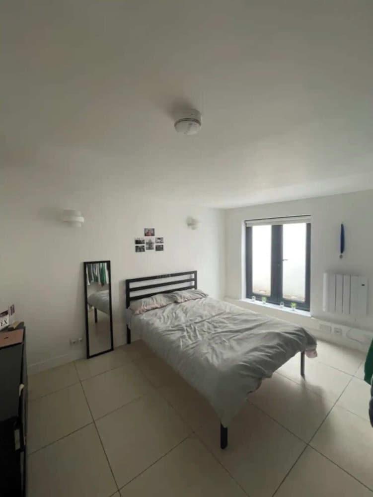 Spacious & Charming 3BD Flat - Fulham - Tap to explore photos