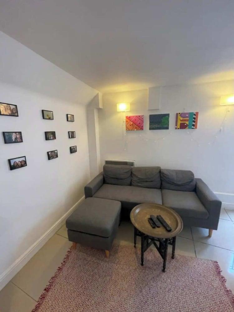 Spacious & Charming 3BD Flat - Fulham - Tap to explore photos