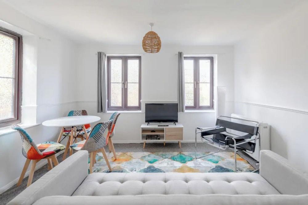 Vibrant & Snug 2BD Flat - Beckton - Tap to explore photos