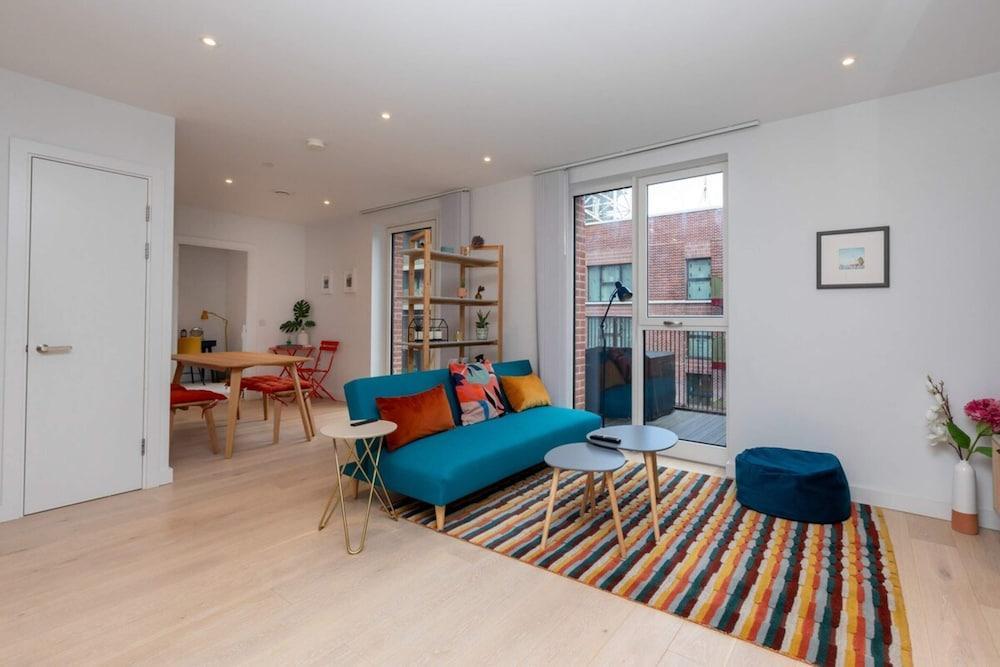 Pristine 1BD Flat W/balcony - Elephant & Castle! - Tap to explore photos