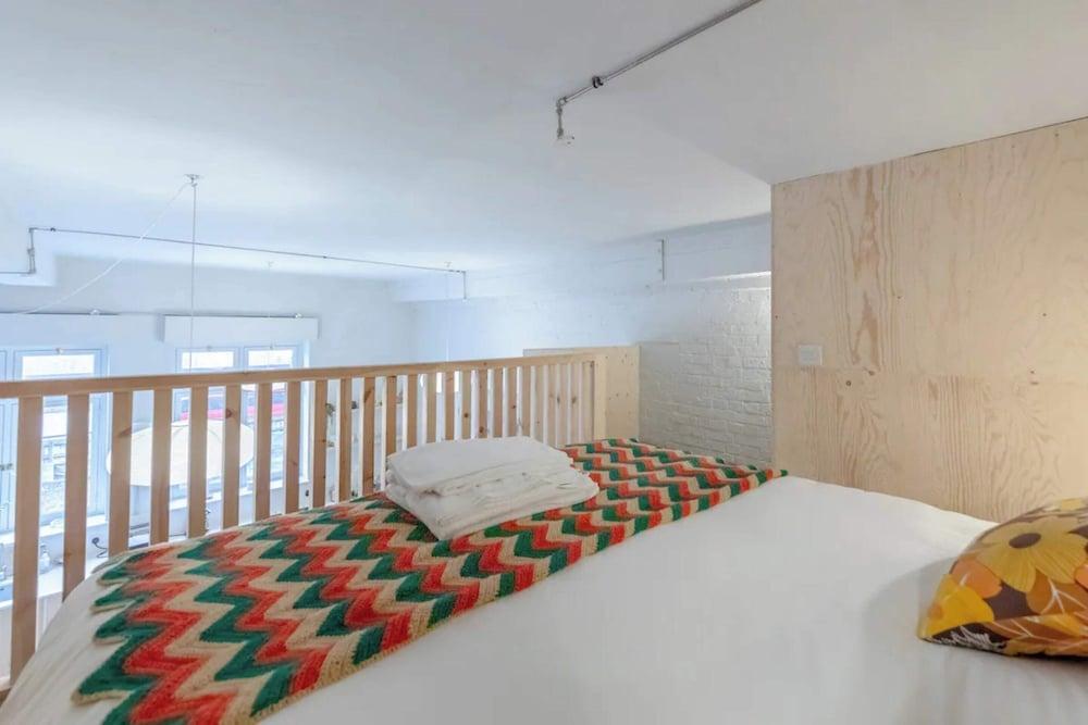 Unique & Bright 1BD Flat - Battersea - Tap to explore photos