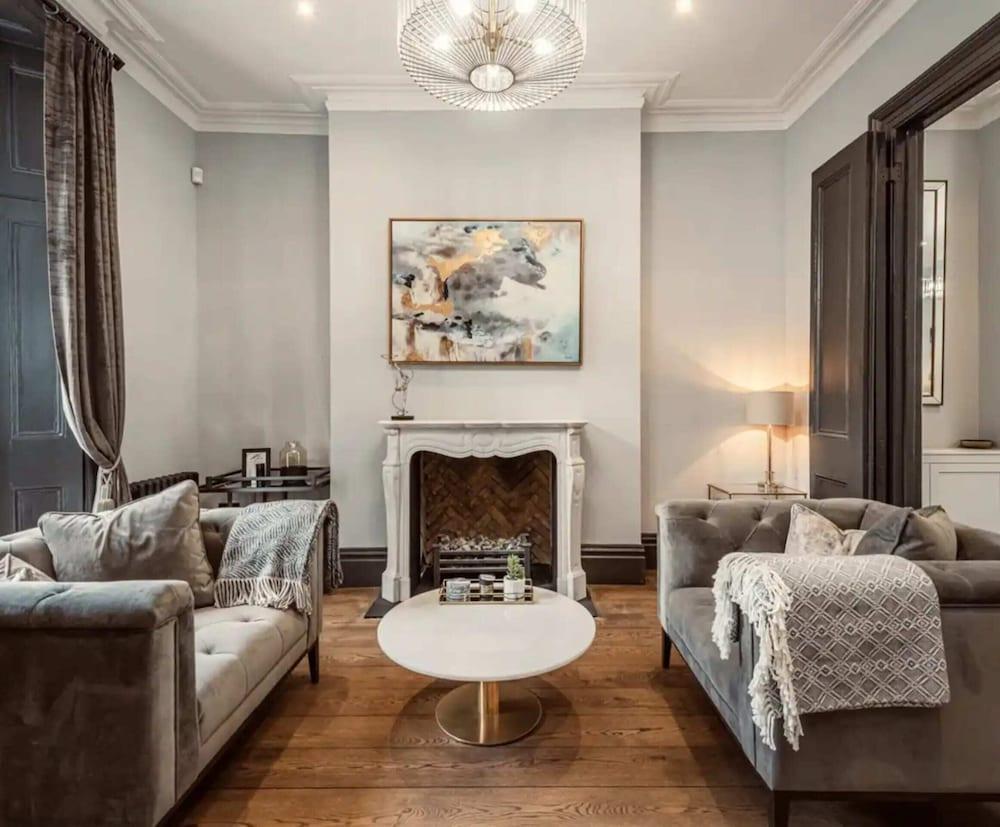 Luxurious & Central 3BD House - Chelsea - Tap to explore photos
