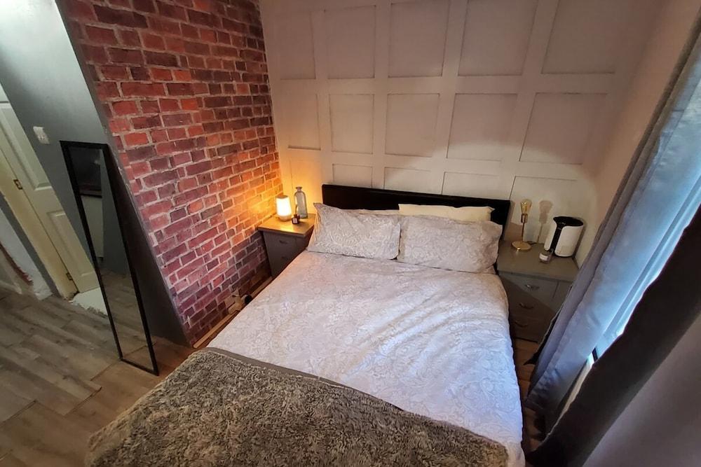 Cosy Studio Apartment - Tap to explore photos