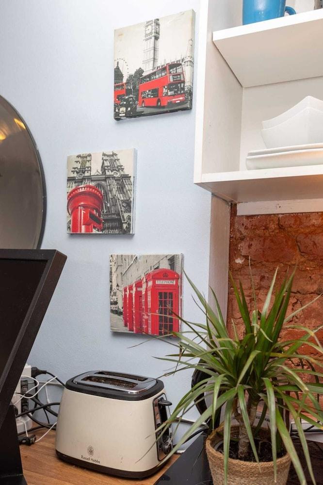 Cosy Studio Apartment - Tap to explore photos