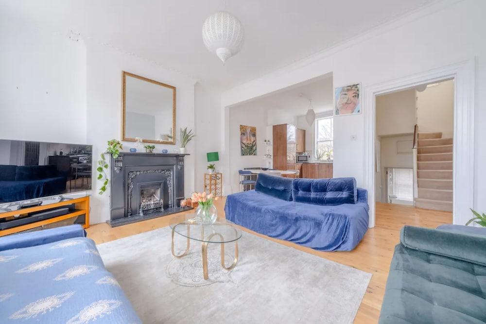 Beautiful and Central 3 Bedroom Retreat in Angel - Tap to explore photos