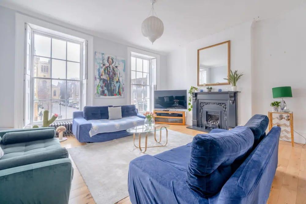 Beautiful and Central 3 Bedroom Retreat in Angel - Tap to explore photos